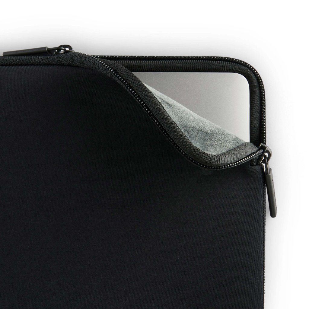 Pipetto Classic Fit Sleeve for MacBook Neo Svart