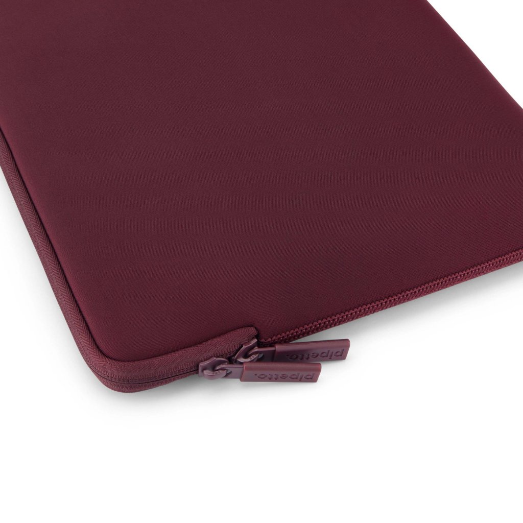 Pipetto Classic Fit Sleeve for MacBook Neo burgunder