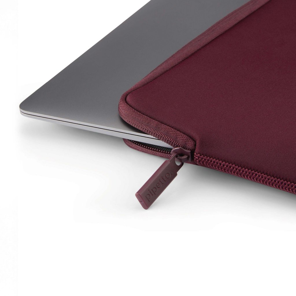 Pipetto Classic Fit Sleeve for MacBook Neo burgunder