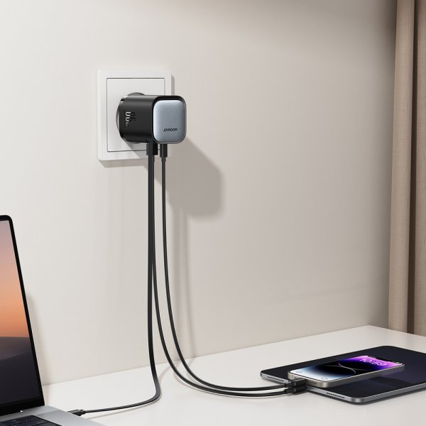Joyroom 65W vegglader med innebygd USB-kabel og USB-A/USB-C-porter svart