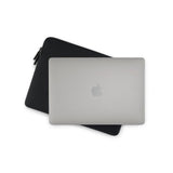 Pipetto Classic Fit Sleeve for MacBook Neo Svart
