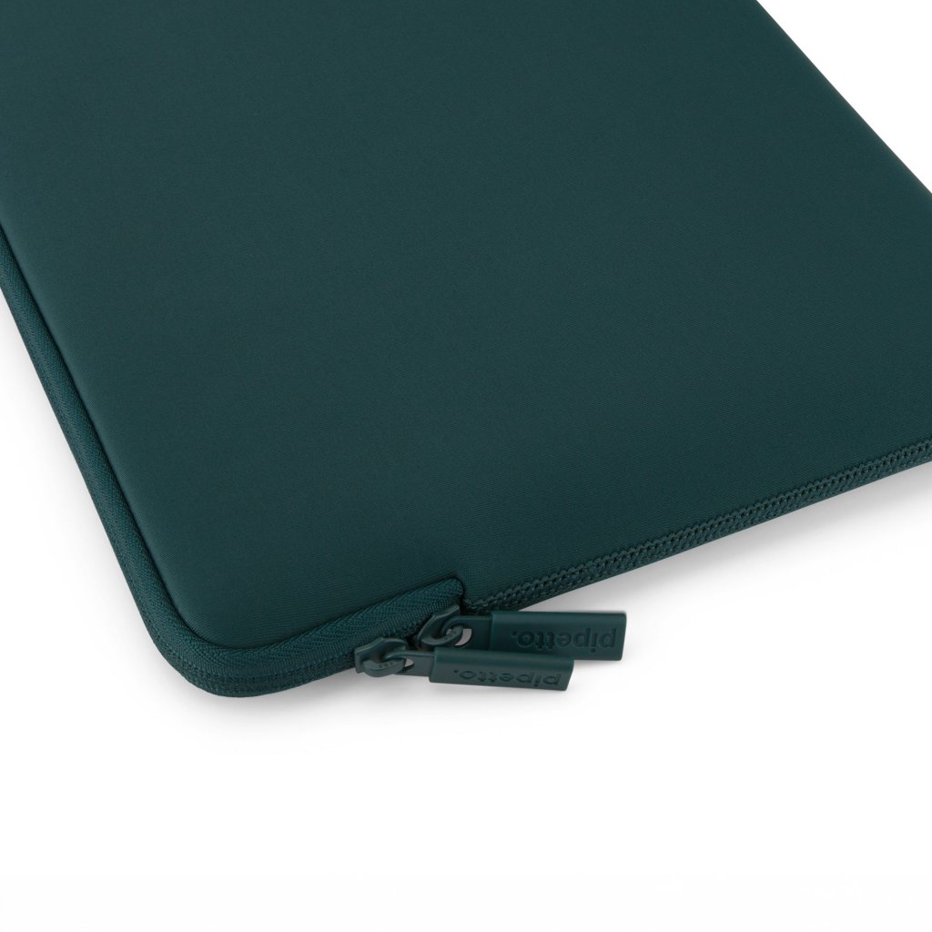 Pipetto Classic Fit Sleeve til MacBook Neo Dark Teal