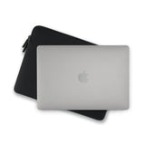 Pipetto Classic Fit Sleeve for MacBook Neo Svart