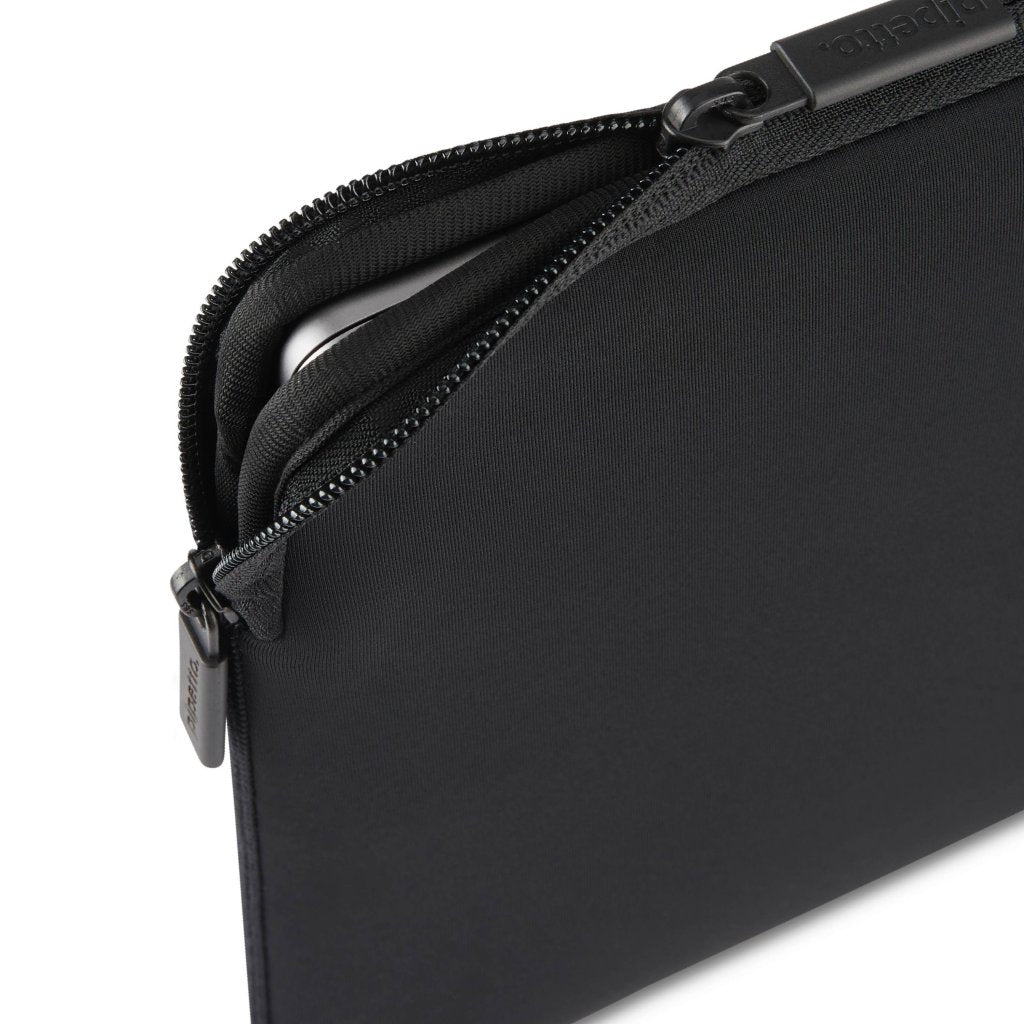 Pipetto Classic Fit Sleeve for MacBook Neo Svart