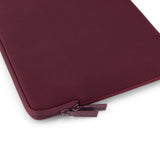 Pipetto Classic Fit Sleeve for MacBook Neo burgunder
