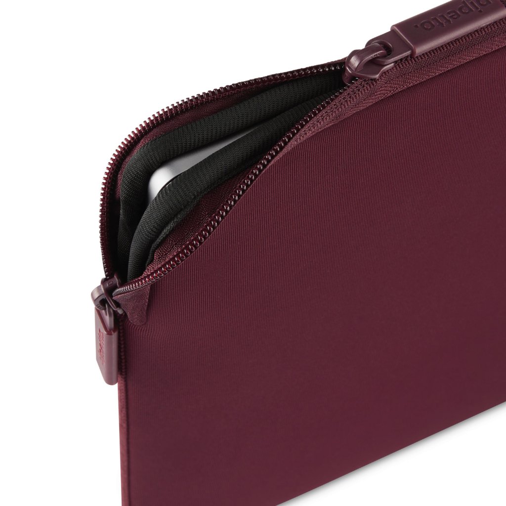 Pipetto Classic Fit Sleeve for MacBook Neo burgunder