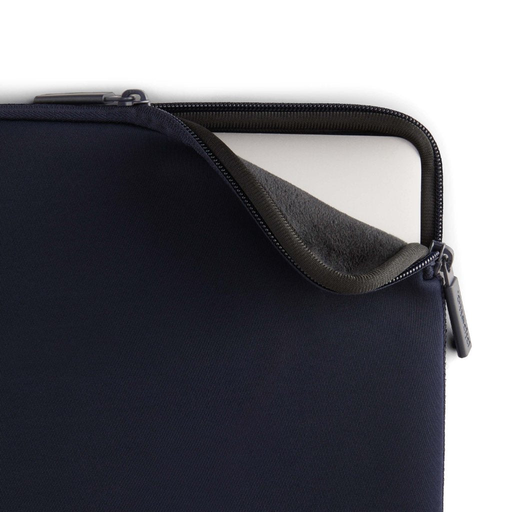Pipetto Classic Fit Sleeve for MacBook Neo mørkeblå