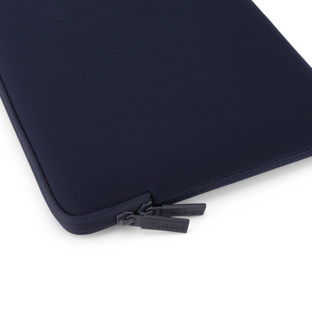 Pipetto Classic Fit Sleeve for MacBook Neo mørkeblå