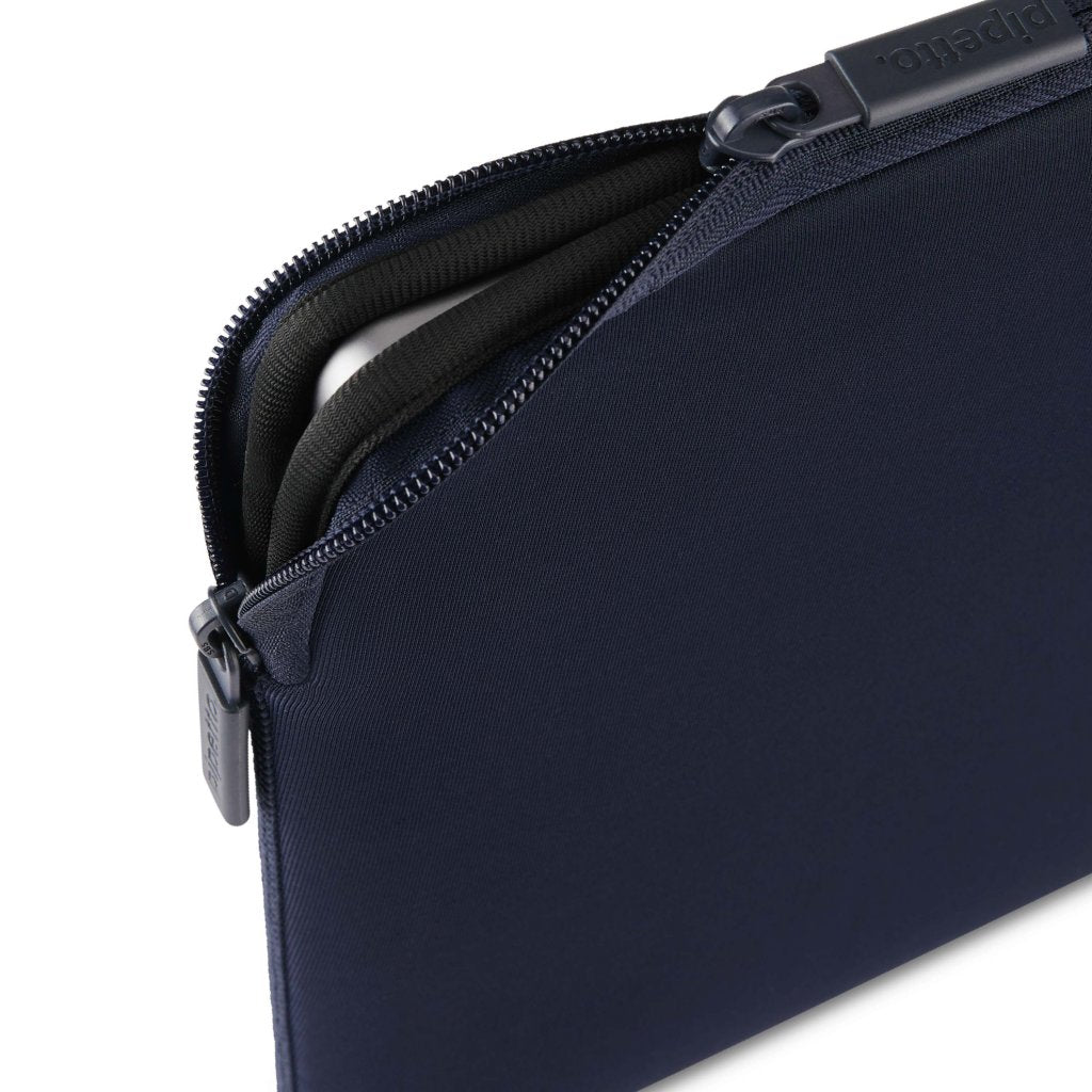 Pipetto Classic Fit Sleeve for MacBook Neo mørkeblå