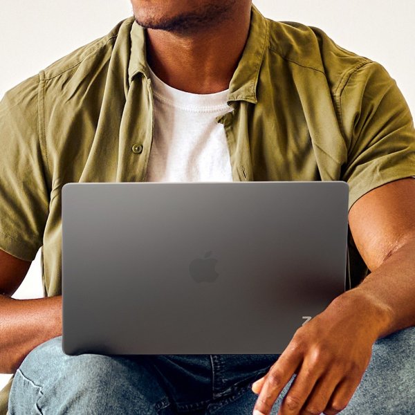 Zagg MacBook Pro 16 M1 (A2485)/M2 (A2780)/M3 (A2991) Deksel Hardshell Smoke