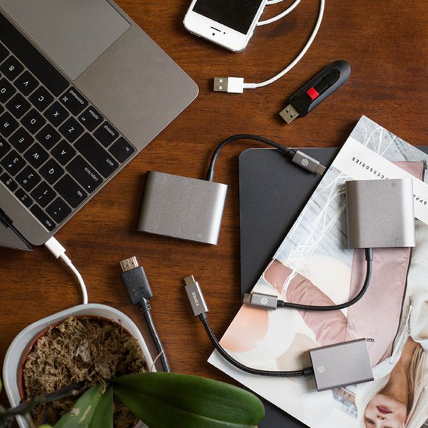  USB-C Gigabit Ethernet adapter med USB-C power pass through