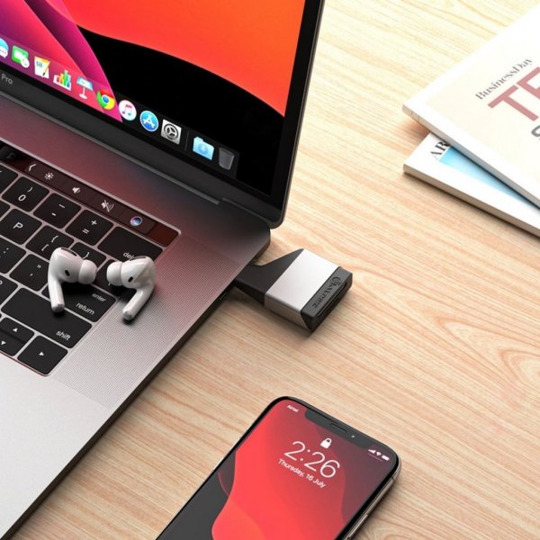 Ultra Mini USB-C to SD/MicroSD card reader